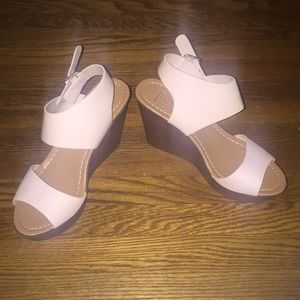 Cute Wedge w/Textured Strap